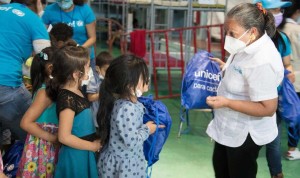 Jean Gough, UNICEF Regional Director of UNICEF in Latin America and the Caribbean Children, distributes UNICEF's Hygiene kits in Municipal Gym Kiki Romero in Ciudad Juárez, Chihuahua, México on 12 April 2021. This is a shelter managed by the government of Ciudad Juárez, where they provide care and entry supervision to migrants who have just been deported. UNICEF supports Early Childhood Development and psychosocial activities for migrant children. As part of the care given to migrant children and adolescents, hygiene kits are given to them, both to meet their primary needs and with supplies necessary to protect themselves from COVID-19. Since the start of 2021, the number of migrant children reported in Mexico has increased sharply from 380 to nearly 3,500. An average of 275 additional migrant children find themselves in Mexico every day, after being detected by the Mexican authorities, waiting to cross into the US or being returned, according to UNICEF estimates. Together with its partners, UNICEF has been scaling up its humanitarian response across Central America and Mexico in the past months, with increased presence at the Mexico-U.S. border. But humanitarian needs are on the rise and are expected to remain high in the coming months.