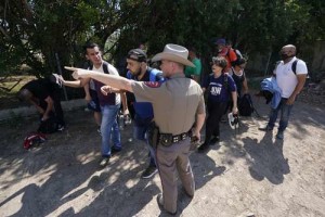 ▲ En imagen de junio pasado, un oficial de Texas da indicaciones a un grupo de indocumentados que se entregó a las autoridades. Un decreto sanitario firmado por Donald Trump en 2020 permite a EU expulsar a migrantes que ingresen a su territorio, por el temor a la propagación del Covid-19.