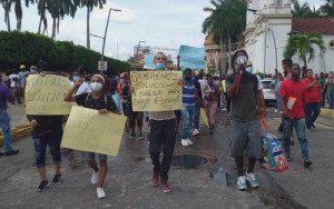 s Decenas de haitianos, cubanos y centroamericanos protestaron en Tapachula.
