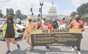50 cuadratines, por favor WASHINGTON, DC - AUGUST 02: Hundreds of protesters with the Poor People's Campaign march on Capitol Hill to demand and end to the filibuster, stronger voting rights, immigration reform, a $15 minimum wage and other progressive policies on August 02, 2021 in Washington, DC. Part of the 'Moral Revival' movement organized by Repairers of the Breach, a non-profit political committee headed by Rev. Dr. William Barber II, hundreds of clergy and working poor people marched to the Supreme Court before being arrested outside the Hart Senate Office Building on Capitol Hill. Chip Somodevilla/Getty Images/AFP == FOR NEWSPAPERS, INTERNET, TELCOS & TELEVISION USE ONLY ==
