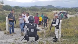 ▲ Veintidós migrantes cubanos y haitianos fueron abandonados en la comunidad de Cerrito Blanco, municipio de Doctor Arroyo, por sujetos que los habían secuestrado, al igual que a otras 16 personas, la madrugada del martes.