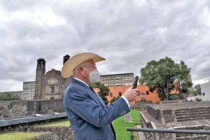 ▲ El embajador designado de Estados Unidos en México, Ken Salazar, vistió ayer sitios turísticos de la Ciudad de México. Primero acudió a la Basílica de Guadalupe, donde dijo que oró “por nuestros dos países”, luego a la Plaza de las Tres Culturas (en la imagen) de la que tuiteó “muestra la gran historia y la herencia de México”; después estuvo en el panteón de San Fernando, donde colocó una ofrenda floral en la tumba del presidente Benito Juárez, cuyo papel histórico elogió. (Información de Eduardo Murillo)